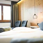Hotel Basur - Schihotel Am Arlberg 4*