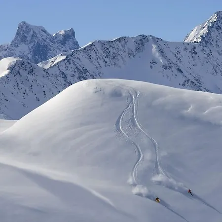 Basur - Schihotel Am Arlberg ホテル フリルシュ